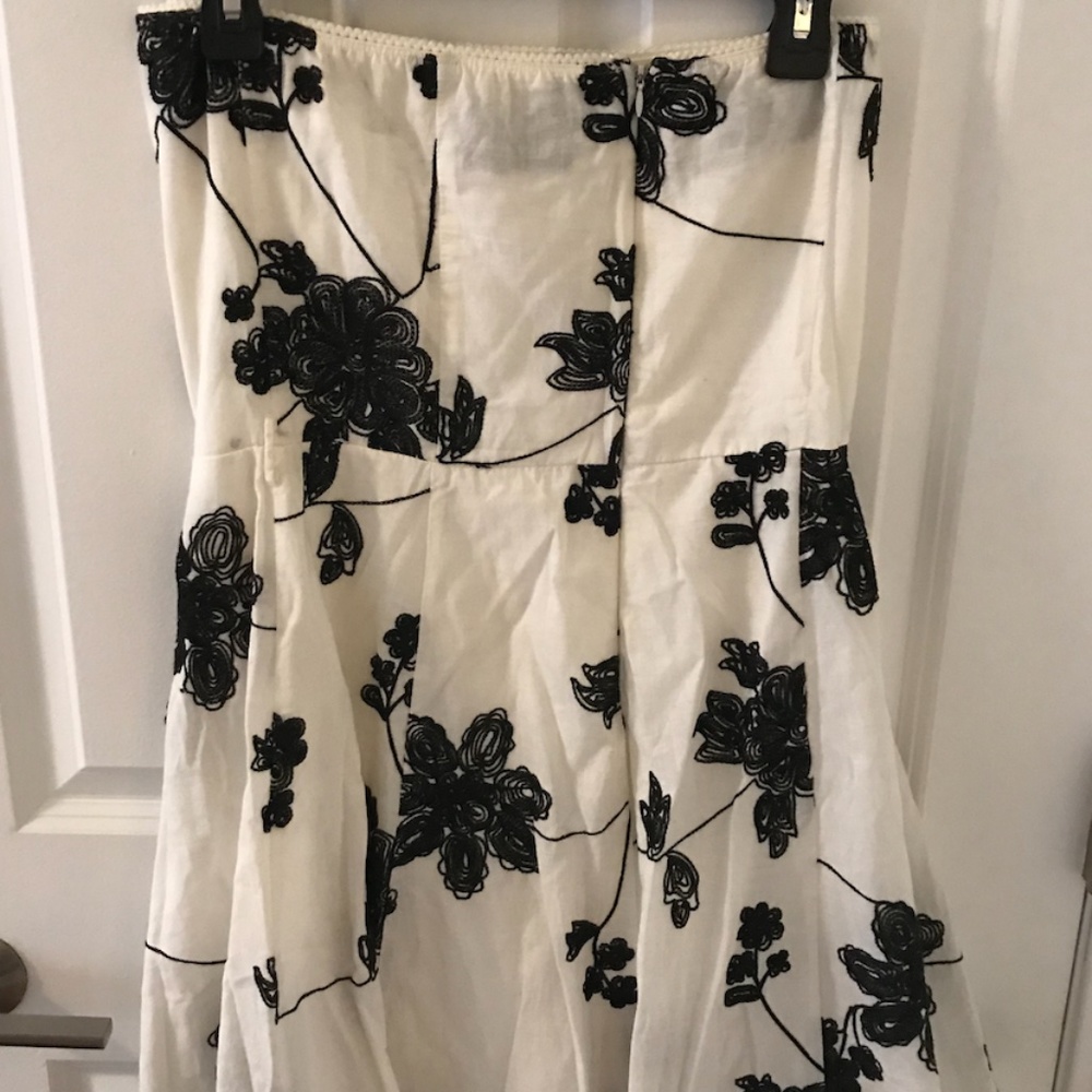 Strapless White dress with Black floral pattern